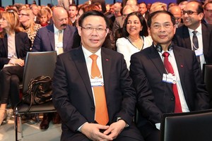 王廷惠副總理(前左一)與外交部副部長裴青山出席第48屆世界經濟論壇年會開幕式。（圖源：VGP）