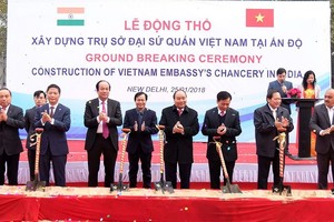 阮春福總理（右四）與各代表為大使館辦事處共同進行動土儀式。（圖源：越通社）