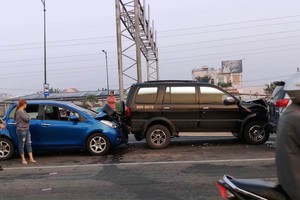 事故現場，3輛汽車被撞得完全變形。