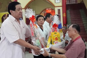 林氏大宗祠常值副理事長林漢盛、林進璋與各理事已向各位70歲高齡的宗親祝賀。