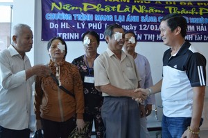 李漢培(右)與李庭輝(左)慰問剛施完手術的病人。