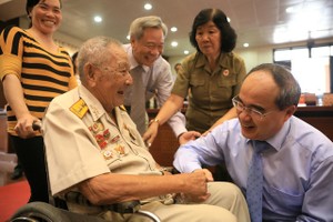 市委書記阮善仁與代表親切交談。（圖源：友科）