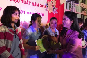 市勞動聯團主席陳金燕向工人們贈送春運車票。（圖源：黎雪）