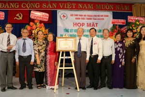 市志願醫生團全體同人和阮國平團長榮獲政府總理的獎狀。