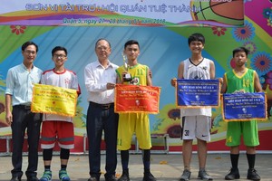 主辦方和穗城會館給優勝隊頒獎。