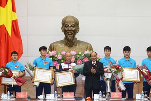 政府總理阮春福向球隊集體與個人頒發勞動勳章與獎狀。（圖源：統一）