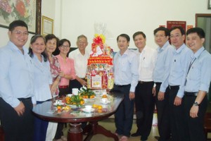 市民運處代表看望王沛川和家人。