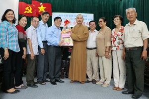 本報主編阮玉英(左五)接受代表團賀禮。