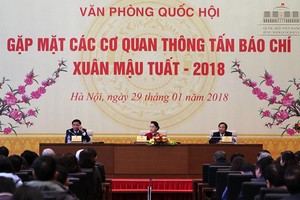 國會主席阮氏金銀(中)主持2018戊戌年春節各新聞媒體聚會。（圖源：Quochoi.vn）