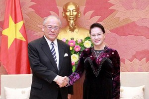 國會主席阮氏金銀(右)接見武部勤閣下。（圖源：VOV）