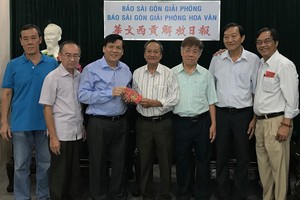 阮玉英主編（左三）接收土龍木天后宮理事會捐款。