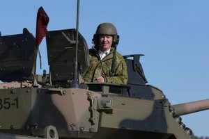 國防工業部長柏恩在Patria AMV35輕型裝甲車內。 （圖源：悉尼先驅晨報）