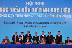 政府總理阮春福見證各企業代表與薄寮省人委會領導簽署投資備忘錄。