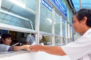 病人在市輸血與血液學醫院的藥房處領取藥品。