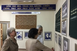 何增同志向工作團介紹華人抗戰事跡。