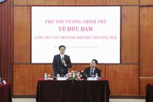 政府副總理武德膽(左)在會議上發表講話。（圖源：廷南）