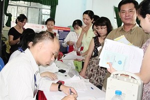 本市勞動者在申辦領取失業金手續。