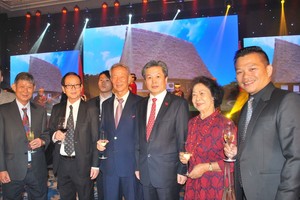 中國駐本市總領事陳德海(右三)在招待會上與華人企業交流。