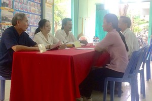 西盛坊第四街區陣線工作小組透過民眾的反映資訊來監察居民區中各位幹部、公務員與黨員。