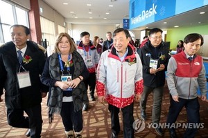 1月31日，在平昌冬奧會主新聞中心，冬奧會主委會主席李熙范（中）和國際奧會協調委員會主席古尼拉·林德伯格（左二）參觀內部設施。（圖源：韓聯社）