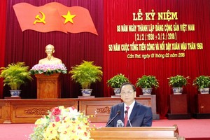 芹苴市市委書記陳國忠在會議上致詞。（圖源：晉永）