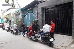 今年1月15日上午，很多年輕人來到舊邑郡黎德壽街350／58號 以找新年臨時工，儘管該地址已“關門大吉”。