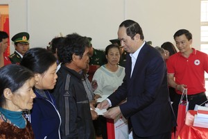 國家主席陳大光向貧戶贈送春節禮物。（圖源：越通社）