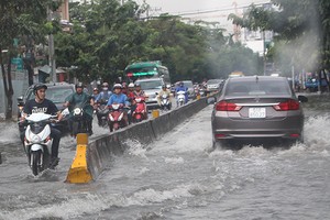 第七郡黃晉發街因潮汛高漲而嚴重受淹。（圖源：丁宇）
