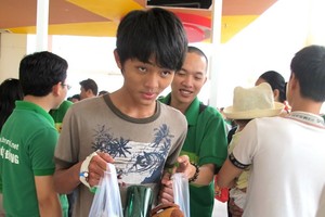 本市每個貧窮戶(年人均收入為2100萬元以下)獲本市贈送價值115萬元的2018戊戌年春節禮物，同比上調5萬元。