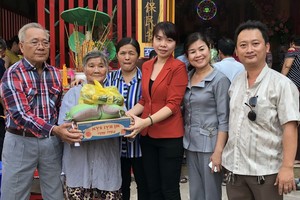 五行廟慈善組配合坊祖國陣線委員會向100名清貧戶贈送春節禮物。