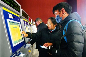 2018年1月27日，西藏拉薩火車站採取多項便利措施 方便旅客購票乘車。