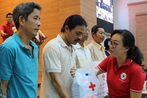 阮氏蘭英主席向貧困戶贈送禮物。