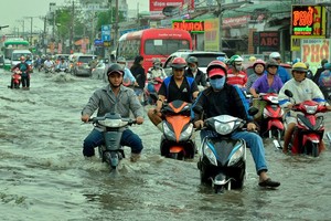 多條街道嚴重受淹。（圖源：Zing）
