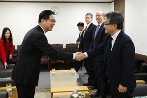 2月2日，在韓國政府辦公樓，千海成（左）與約瑟夫·尹握手。（圖源：韓聯社）