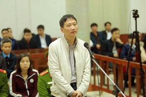 被告鄭春清站在被告席上答法官問案。