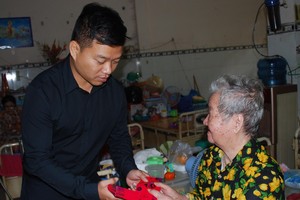 萬盛發集團代表麒麟向孤寡老人贈送紅包。