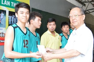 穗城會館向首輪賽事獲第一名的新平郡長征學校隊頒獎。