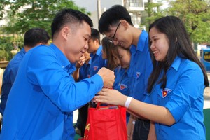 共青團第五郡郡委郭忠孝向貧困青年贈送禮物。