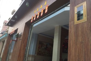 華人家門前貼的五福臨門和紅錢。