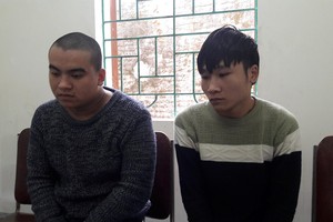 被扣押在公安派出所的兩名嫌犯黎日倫(左)及阮福。（圖源：范和）