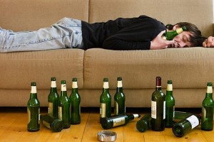 酗酒者可能出現幻覺、妄想、嚴重的暴力傾向。（示意圖源：互聯網）