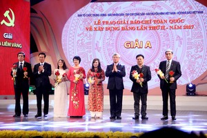 黨中央書記處常務書記陳國旺(右三)與中央宣教部長武文賞(左二)向得獎者頒授一等獎。（圖源：陳常）