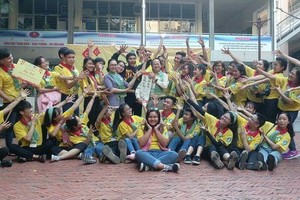 師生們在出發前合照。