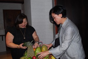 新加坡和泰國駐本市總領事參加水果拼盆比賽。（圖源：趣兒）