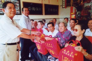 方炎順和方炳星兩位向各長老敬送新年禮物。