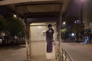 在第十二郡樂觀寺附近鄰近街市的巴士亭，近幾月來存在一個蓬頭垢臉、四肢不全，看起來挺驚嚇的少女油畫圖像。