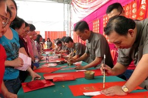 圖為去年在義安會館關帝廟廣場開展的“慈善揮春”。（示意圖源：藍田）