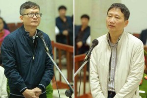 圖為被告鄭春清(右)與丁孟勝。（圖源：互聯網）