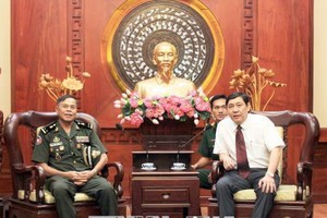 市委內政處主任陳世琉(右)接見柬埔寨皇家軍隊軍事特區副司令Mon Sopheap中將。（圖源：越通社）