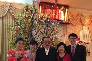 尤凱成(左三)和賴謙(右二) 與接班人向大家拜年。